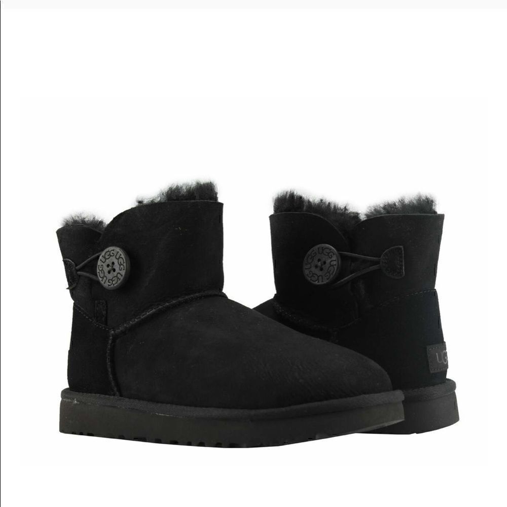 UGG Kids Bailey Button II (Toddler/Little Kid) Size 2. Excellent